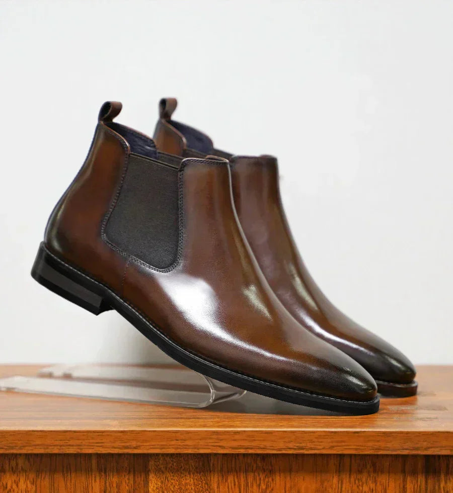 Elegante Bruine Leren Chelsea Boots met Puntige Neus