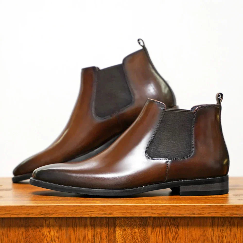Elegante Bruine Leren Chelsea Boots met Puntige Neus